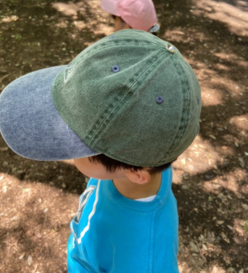 SEVEN PLUS 電磁波変換天トップキャップを着用する子供の写真