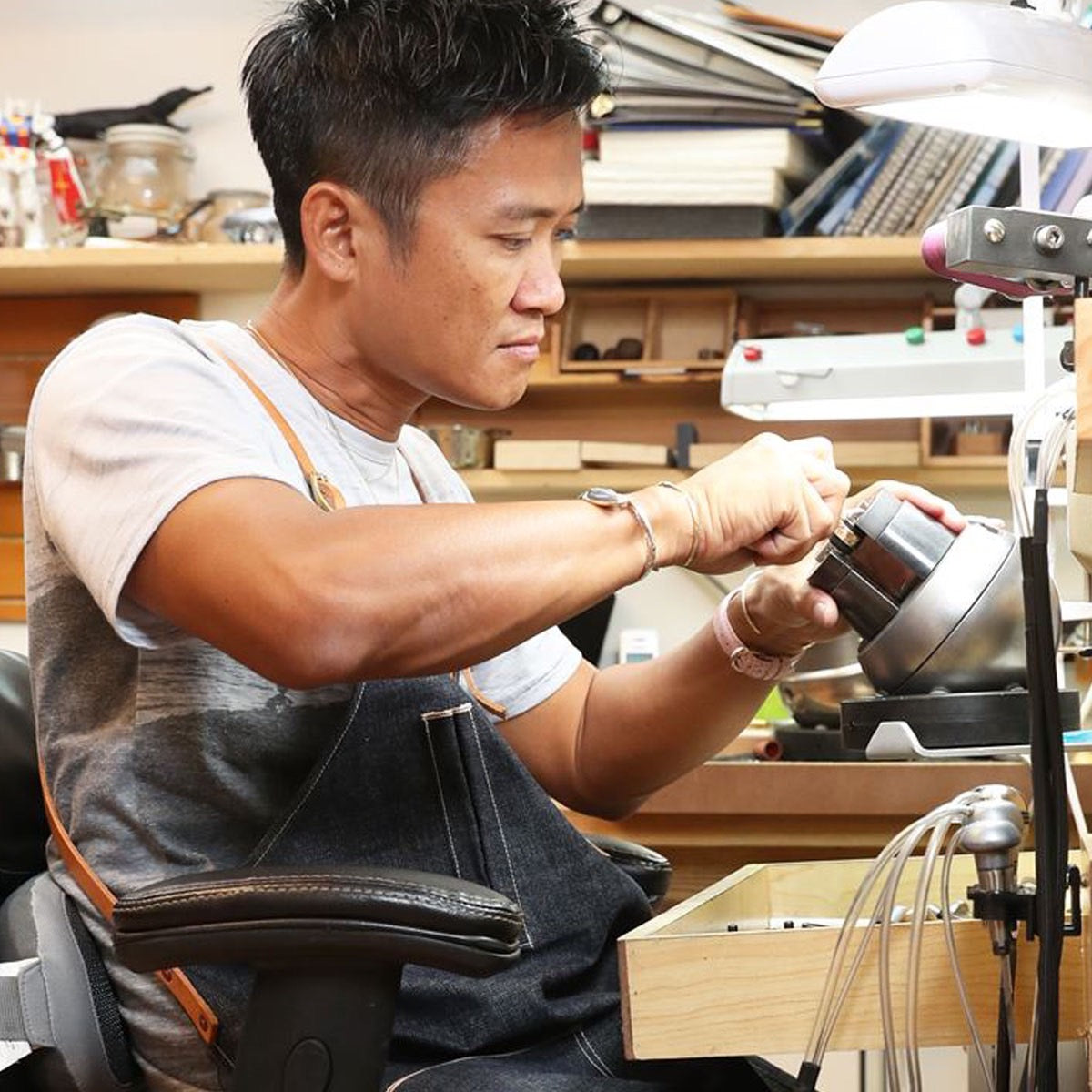 Hawaii Maxi の、電磁波変換ネックレスをハンドメイドで制作している写真